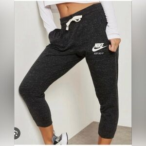 Nike cropped jogger pants, size small, light weight for summer (good condition)